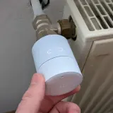 tado Kindersicherung: Ein weißer Thermostatkopf mit Display wird an einem Heizkörperventil montiert.
