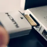 Nahaufnahme eines HDMI-Kabels, das in einen Anschluss gesteckt wird. Der Unterschied zwischen HDMI 2.0 und 2.1 ist hier nicht sichtbar, aber die Verbindung ist entscheidend für die Bildqualität.