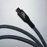 Ein schwarzes Kabel mit geflochtenem Mantel und einem USB-C-Stecker, der mit "40Gbps 240W" beschriftet ist. Dieser USB 4 Anschluss ist bereit für schnelle Datenübertragung und hohe Leistung.