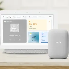 Google Nest Hub 3 mit Musik und Wetteranzeige, daneben ein Google Nest Mini.
