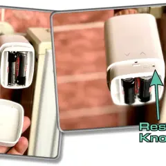 Batteriefach des eve thermo, daneben der Reset Knopf.