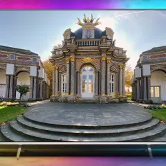 Prunkvoller Pavillon mit goldenen Verzierungen und Mosaiken, umgeben von Arkaden. HDR10+ Adaptive zeigt jedes Detail.