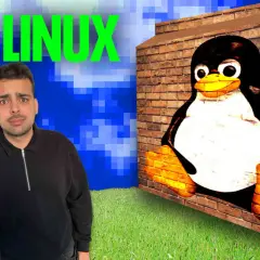 Mann mit fragendem Blick neben Tux, dem Linux-Maskottchen, das aus einer Ziegelwand lugt. Ist Linux kostenlos?