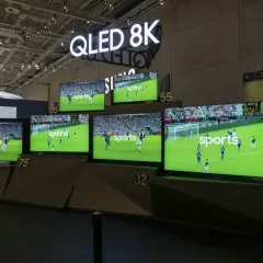 Mehrere QLED 8K-Fernseher zeigen Fußballspiele. Seit wann gibt es 4K-Fernseher? Diese Geräte sind der Beweis für die Weiterentwicklung.