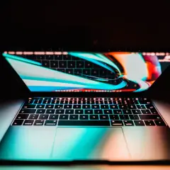 Ein beleuchtetes Laptop-Keyboard mit bunter Hintergrundbeleuchtung. Die Tastatur ist bereit für den Einsatz, um die Leistung des SSD TRIM zu optimieren.