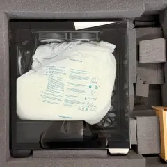 PC sicher verpackt für den Transport in einem gepolsterten Koffer. Die Schutzhülle zeigt "This side DOWN".