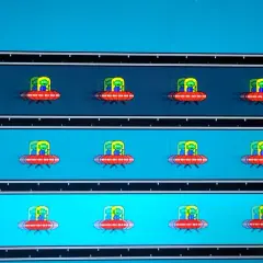 Mehrere rote UFOs mit grünen Aliens fliegen auf einem blauen Hintergrund. Deutliches **Monitor Ghosting** erzeugt Schlieren.