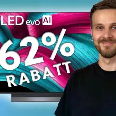 Mann lächelt neben LG OLED evo AI TV mit -62% Rabatt. Was ist OLED evo? Brillante Farben, tiefe Schwarzwerte.