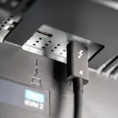 Ein Thunderbolt-Kabel wird in einen USB-C-Anschluss gesteckt, der für dp alt mode konfiguriert ist.