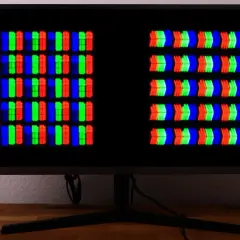 Vergleich von VA- und IPS-Panel-Subpixeln auf einem Monitor. Links sind die Pixel rechteckig, rechts pfeilförmig.