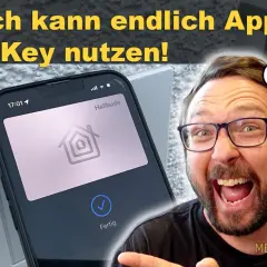 Mann freut sich über die Nutzung des Apple Home Key auf seinem iPhone. Endlich ist die "Hallbude" fertig!