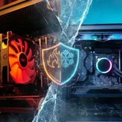 Vergleich: AIO vs. Air Cooler. Links ein PC mit einem großen Air Cooler, rechts ein PC mit einer AIO-Wasserkühlung. Ein Schild mit Flamme und Schneeflocke trennt die beiden Systeme.