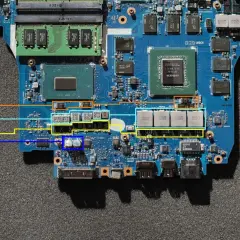 Detailaufnahme eines VRM Mainboards mit markierten Tantal-Kondensatoren, Spulen, MOSFETs und Elektrolytkondensatoren.