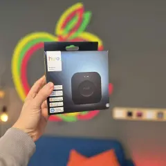 Hand hält Hue Bridge Pro Smart Hub Verpackung. Ideal, um zwei Hue Bridges zu koppeln und dein Smart Home zu erweitern.