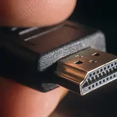 Nahaufnahme eines HDMI-Steckers, der bereit ist, in einen Tablet HDMI Eingang gesteckt zu werden.