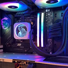 Ein PC-Gehäuse mit RGB-Beleuchtung, Lüftern und einem Bild auf dem CPU-Kühler. Läuft unter icue linux.