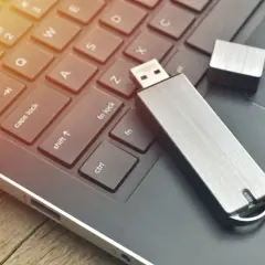 Ein USB-Stick liegt auf einer Tastatur. Der Stick wird erkannt, aber nicht angezeigt.