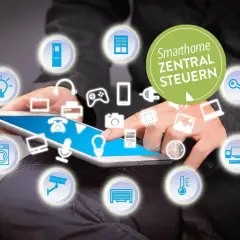 Person steuert per Tablet das Smarthome. Icons für Licht, Kühlschrank, Waschmaschine, Kamera, Heizung, Musik, Spiele, Schlüssel, Fenster, Drucker, Handy, Chip, Computer, Garage, Telefon, Mikrofon, Fernseher. Was ist Matter?
