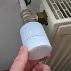 tado Kindersicherung: Ein weißer Thermostatkopf mit Display wird an einem Heizkörperventil montiert.