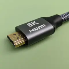 Ein 8K HDMI-Kabel mit vergoldetem Stecker. Die Frage, wie lang darf ein HDMI-Kabel sein, ist wichtig für die Bildqualität.