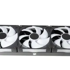 Drei weiße Lüfter mit schwarzem Mittelteil auf einem Kühler, bereit für iCUE Plugins zur Steuerung.