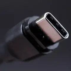 Nahaufnahme eines silbernen USB 3.0 Anschlusses mit schwarzem Kabel.