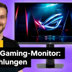 Mann lächelt neben einem Monitor mit ROG-Logo, der für 4k Gaming optimiert ist. Empfehlungen für den besten Gaming-Monitor.