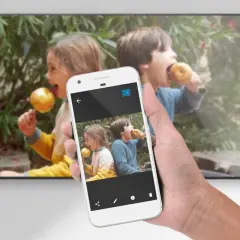 Android-Smartphone spiegelt Foto von Kindern auf Fernseher via HDMI-Streaming.