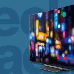 Moderner Fernseher mit 120 Hertz Bildwiederholrate zeigt eine unscharfe Stadtansicht bei Nacht mit bunten Lichtern.