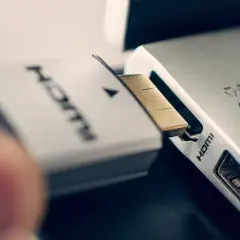 Nahaufnahme eines HDMI-Kabels, das in einen Anschluss gesteckt wird. Der Unterschied zwischen HDMI 2.0 und 2.1 ist hier nicht sichtbar, aber die Verbindung ist entscheidend für die Bildqualität.
