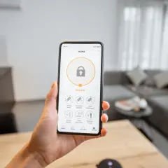 Smartphone-App für ein smart home ohne cloud. Steuerung von Sicherheitssensoren wie Gas, Gesichtserkennung und Bewegungsmelder.