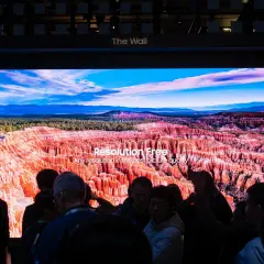 Beeindruckende Landschaft in movie 8k auf "The Wall" Display. Menschen bestaunen die unglaubliche Detailtiefe.