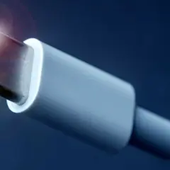Nahaufnahme eines USB-C-Anschlusses, der für Thunderbolt 4 bereit ist.