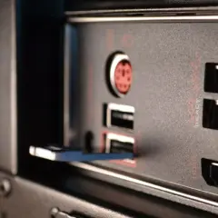 USB-Stick steckt in einem MSI-PC, bereit für ein BIOS-Update.