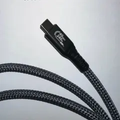 Ein schwarzes Kabel mit geflochtenem Mantel und einem USB-C-Stecker, der mit "40Gbps 240W" beschriftet ist. Dieser USB 4 Anschluss ist bereit für schnelle Datenübertragung und hohe Leistung.