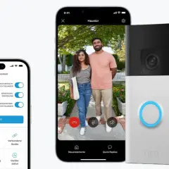 Ring Kamera Test: Ein Paar steht vor der Haustür, während die App Einstellungen und Live-Video anzeigt.