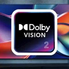 Ein moderner Fernseher zeigt ein lebendiges Bild mit dem Dolby Vision Logo.