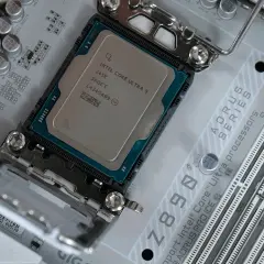 Intel Core Ultra 5 Prozessor im LGA 1851 Sockel auf einem AORUS Mainboard.