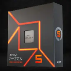 AMD Ryzen 5 7000 Series Prozessor-Verpackung mit leuchtenden orangen Linien und dem Prozessor selbst. Eine starke Wahl für Gaming und Produktivität, vergleichbar mit einem AMD Ryzen 7.