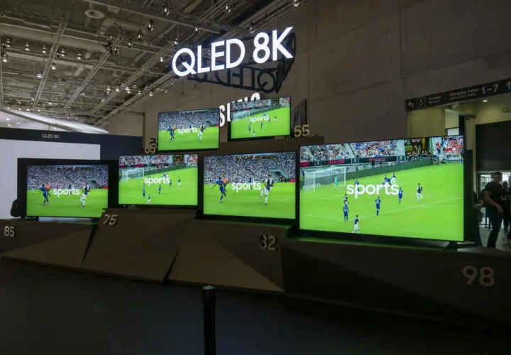 Mehrere QLED 8K-Fernseher zeigen Fußballspiele. Seit wann gibt es 4K-Fernseher? Diese Geräte sind der Beweis für die Weiterentwicklung.