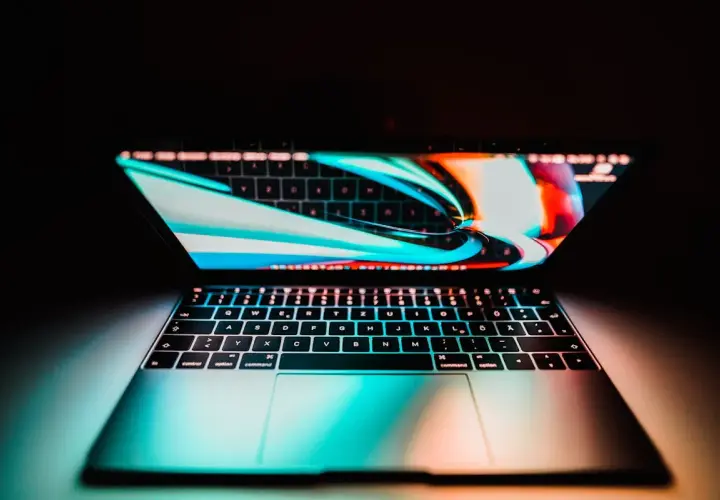 Ein beleuchtetes Laptop-Keyboard mit bunter Hintergrundbeleuchtung. Die Tastatur ist bereit für den Einsatz, um die Leistung des SSD TRIM zu optimieren.