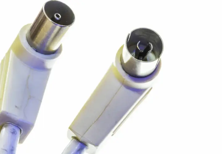 Zwei Stecker eines alten Fernsehers Antennenkabel, bereit für den Anschluss.