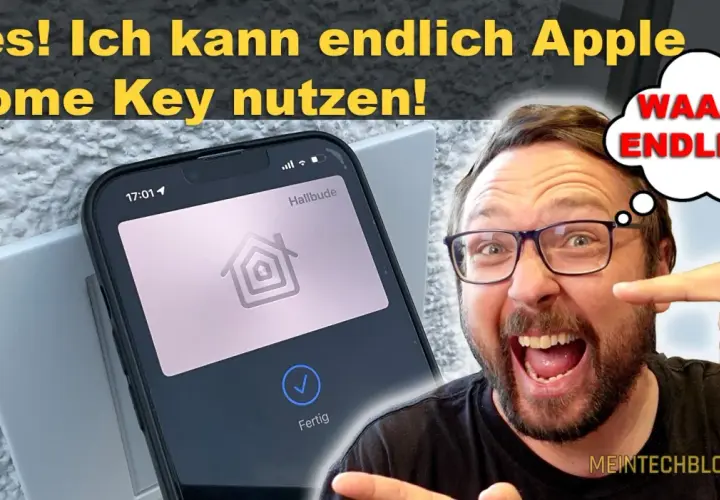 Mann freut sich über die Nutzung des Apple Home Key auf seinem iPhone. Endlich ist die "Hallbude" fertig!
