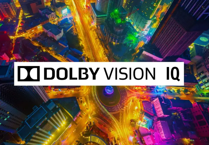 Bunte Stadt bei Nacht, beleuchtet von Straßenlaternen und Gebäuden. Das Logo "Dolby Vision IQ" überlagert die Szene und verspricht ein immersives Seherlebnis.