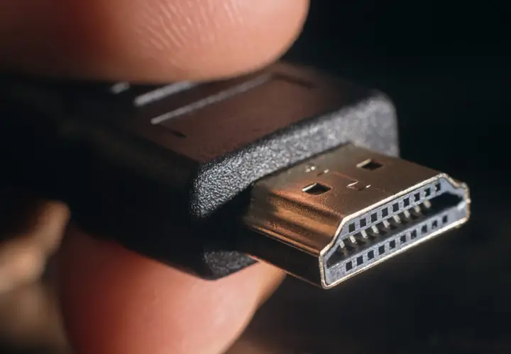Nahaufnahme eines HDMI-Steckers, der bereit ist, in einen Tablet HDMI Eingang gesteckt zu werden.