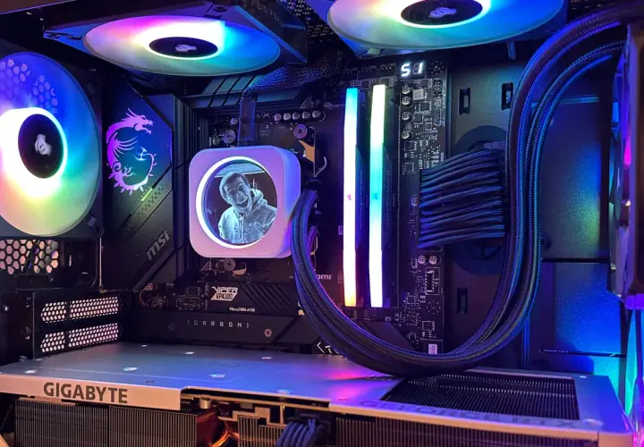 Ein PC-Gehäuse mit RGB-Beleuchtung, Lüftern und einem Bild auf dem CPU-Kühler. Läuft unter icue linux.