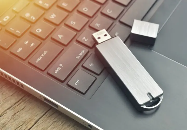 Ein USB-Stick liegt auf einer Tastatur. Der Stick wird erkannt, aber nicht angezeigt.