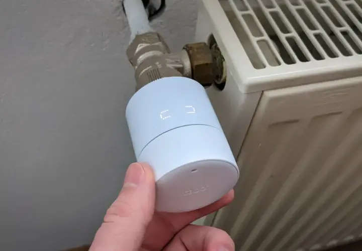 tado Kindersicherung: Ein weißer Thermostatkopf mit Display wird an einem Heizkörperventil montiert.