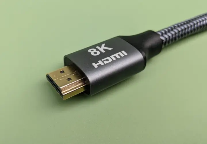 Ein 8K HDMI-Kabel mit vergoldetem Stecker. Die Frage, wie lang darf ein HDMI-Kabel sein, ist wichtig für die Bildqualität.