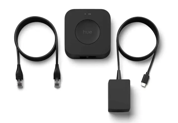 Schwarzer Hue Bridge mit Ethernet-Kabeln und Netzteil. Perfekt für ein Hue Bridge Backup.